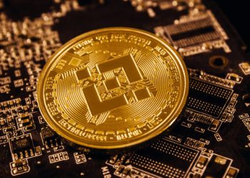 BNB Price Rally Imminent? Trendline Break Could Ignite Surge To $635