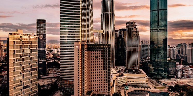 Malaysia PM Weighs Introduction of Crypto, Blockchain Legislation