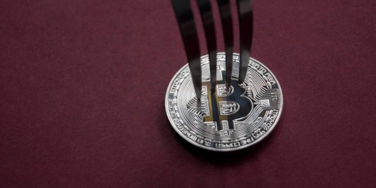 Bitcoin (BTC) market is splitting in two. Here’s who is buying and selling amid the war