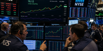 SOL faces selling pressure as ETF inflows slow and futures sentiment weakens