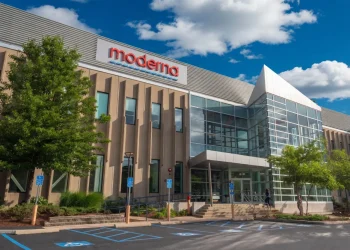 Moderna (MRNA) Stock Falls 11% as Insiders Sell and Analysts Stay Cautious