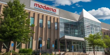 Moderna (MRNA) Stock Falls 11% as Insiders Sell and Analysts Stay Cautious