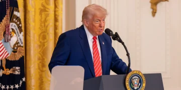 Elizabeth Warren, Richard Blumenthal Urge SEC to Investigate Trump Memecoin Over ‘Rug Pull’ Concerns