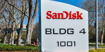 Sandisk (SNDK) Stock Slides 5% Even After Beating Earnings Estimates – Here’s Why