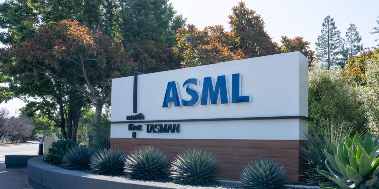 ASML Holding (ASML) Stock Rises 4% After Samsung High-NA Deal