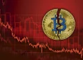 Bitcoin on Track for $10,000 if S&P 500 Drops 20%, Bloomberg Strategist Insists