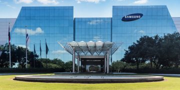 Samsung and SK Hynix Fall as KOSPI Hits Six-Month Low in Chip Sell-Off