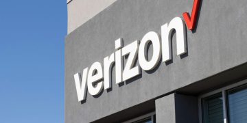 Verizon (VZ) Stock Drops 7% After SpaceX Spectrum Deal Threatens Wireless Market